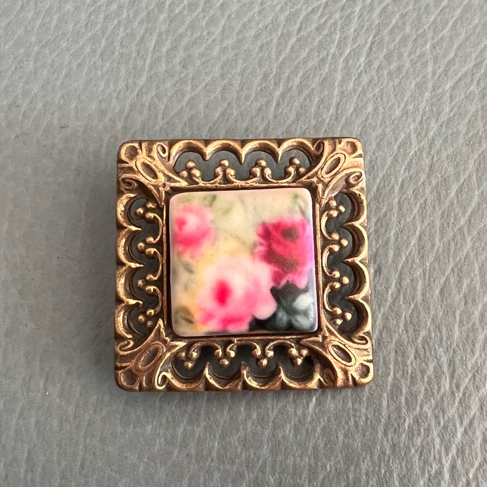VINTAGE WATERCOLOR FLOWERS AND GOLD PIN